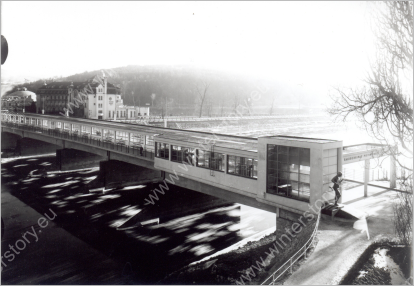 Kolonádový most na starej fotografii, vpravo socha Barlolámača